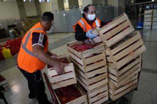 Entrega de canastas alimentarias en el atrio de la IM Entrega de canastas alimentarias en el atrio de la IM