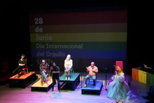 Conversatorio «Día internacional del orgullo LGBT+: el camino de la lucha» en el teatro Solís