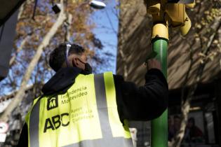 Pintura de columnas de semáforos en el marco del Programa ABC Oportunidad Trabajo