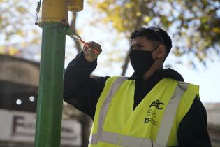 Pintura de columnas de semáforos en el marco del Programa ABC Oportunidad Trabajo