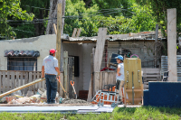 Trabajos de mejora habitacional en una vivienda del barrio Mauá con el apoyo de cuadrillas del SUNCA en el marco del Plan ABC Territorio