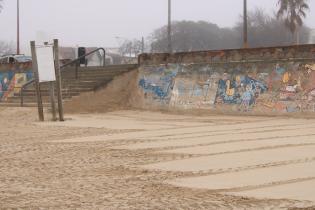 Trabajos de descalce de muro en playa Malvín Trabajos de descalce de muro en playa Malvín
