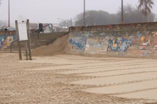 Trabajos de descalce de muro en playa Malvín