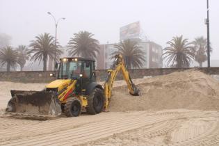 Trabajos de descalce de muro en playa Malvín