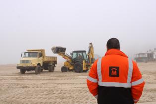 Trabajos de descalce de muro en playa Malvín