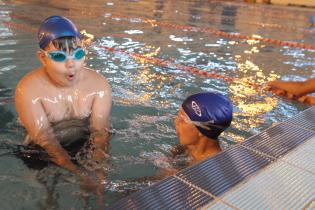 Natación para niñas y niños en Plaza de Deportes Nº11