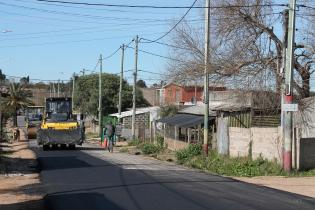 Trabajos de asfaltado en el barrio Los Sueños