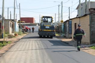 Trabajos de asfaltado en el barrio Los Sueños