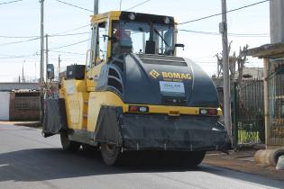 Trabajos de asfaltado en el barrio Los Sueños