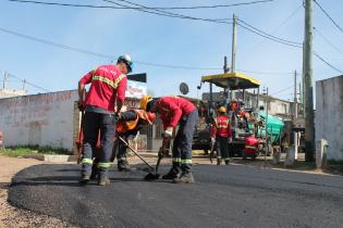 Trabajos de asfaltado en el barrio Los Sueños