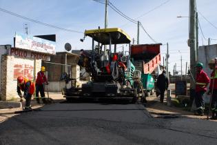 Trabajos de asfaltado en el barrio Los Sueños