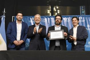 Montevideo y La Plata firman convenio de hermanamiento Montevideo y La Plata firman convenio de hermanamiento