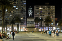 Vista nocturna de la Plaza Independencia 