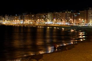 Vista nocturna de la Playa de los Pocitos