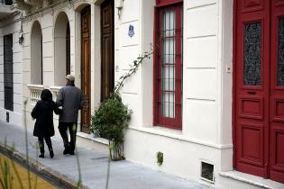 Recorrida con vecinas y vecinos por fachadas de Ciudad Vieja Recorrida con vecinas y vecinos por fachadas de Ciudad Vieja