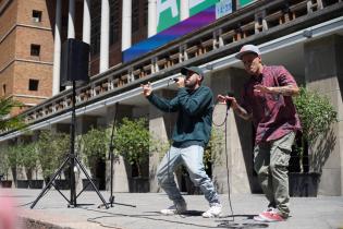 Portadores del HIP HOP en el espacio lúdico de la explanada de la Intendencia de Montevideo