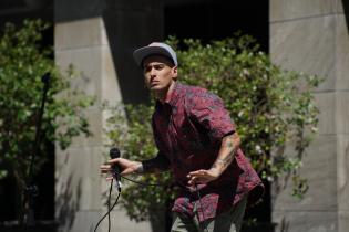 Portadores del HIP HOP en el espacio lúdico de la explanada de la Intendencia de Montevideo