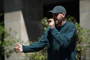 Portadores del HIP HOP en el espacio lúdico de la explanada de la Intendencia de Montevideo