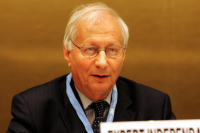 Louis Joinet participando en sesión de las Naciones Unidas 