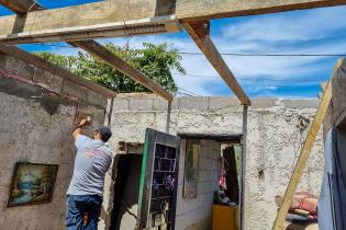 Trabajos de mejora habitacional en una vivienda del barrio Mauá con el apoyo de cuadrillas del SUNCA en el marco del Plan ABC Territorio