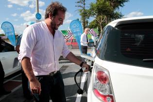 Inauguración de nuevos cargadores para autos eléctricos