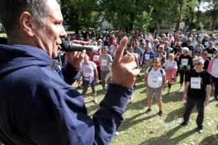 Cardiocaminata de  personas mayores en Parque Rivera