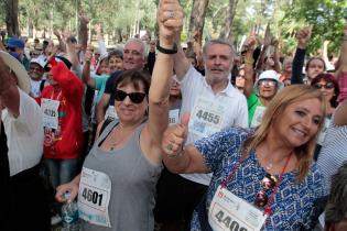 Cardiocaminata de personas mayores en Parque Rivera Cardiocaminata de personas mayores en Parque Rivera
