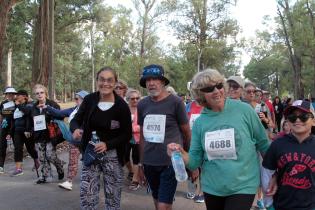 Cardiocaminata de  personas mayores en Parque Rivera