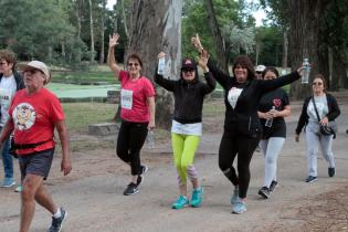 Cardiocaminata de personas mayores en Parque Rivera Cardiocaminata de personas mayores en Parque Rivera