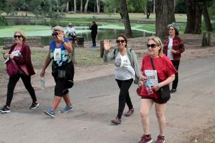 Cardiocaminata de  personas mayores en Parque Rivera