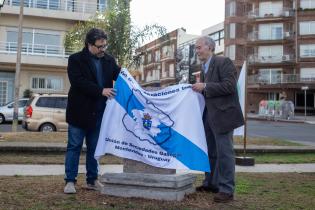 Colocación de placa conmemorativa en monolito de plaza Galicia Colocación de placa conmemorativa en monolito de plaza Galicia