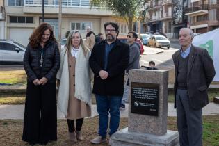 Colocación de placa conmemorativa en monolito de plaza Galicia Colocación de placa conmemorativa en monolito de plaza Galicia