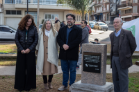 Colocación de placa conmemorativa en monolito de plaza Galicia