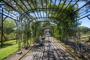 Rosaleda Juana de Ibarbourou en el Prado