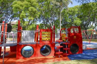 Inauguración de obras en espacio infantil de plaza Ituzaingó