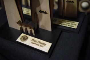 Olga Otegui recibe premio al stand de la intendencia de Montevideo en la Expo Prado 202