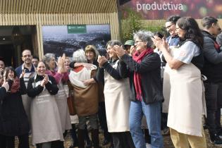 Olga Otegui recibe premio al stand de la intendencia de Montevideo en la Expo Prado 202