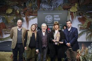 Olga Otegui recibe premio al stand de la intendencia de Montevideo en la Expo Prado 202