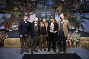 Olga Otegui recibe premio al stand de la intendencia de Montevideo en la Expo Prado 202