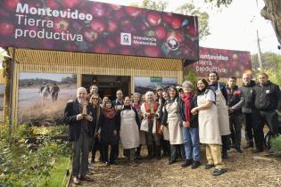 Olga Otegui recibe premio al stand de la intendencia de Montevideo en la Expo Prado 202