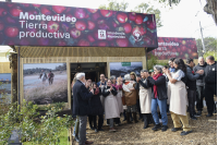 Olga Otegui recibe premio al stand de la intendencia de Montevideo en la Expo Prado 202