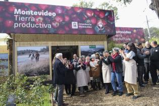 Olga Otegui recibe premio al stand de la intendencia de Montevideo en la Expo Prado 202