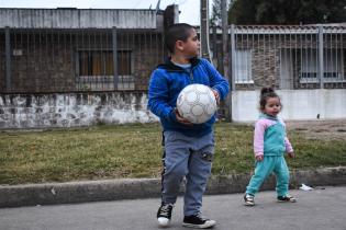 Peatonal barrial en calle Carlomagno entre camino Maldonado y Abipones