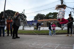 Peatonal barrial en calle Carlomagno entre camino Maldonado y Abipones