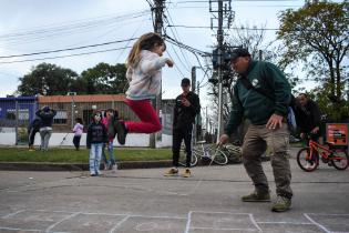 Peatonal barrial en calle Carlomagno entre camino Maldonado y Abipones