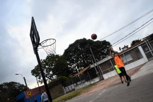 Peatonal barrial en calle Carlomagno entre camino Maldonado y Abipones