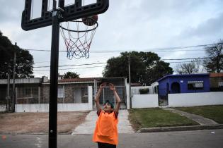 Peatonal barrial en calle Carlomagno entre camino Maldonado y Abipones