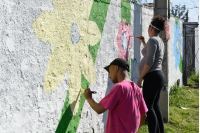 Pintada de mural con vecinos y vecinas del Barrio Nuevo Mendoza