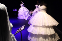 Vestuarios femeninos del Barroco confeccionados en papel sulfito por estudiantes del curso de &quot;Diseño Teatral Integrado III&quot; de la Carrera de Diseño Teatral de la EMAD