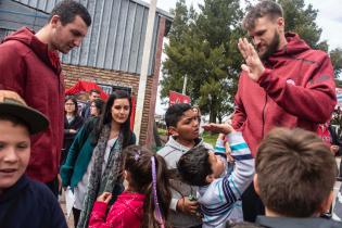 Bayern Munich dona equipamiento deportivo al barrio Lavalleja